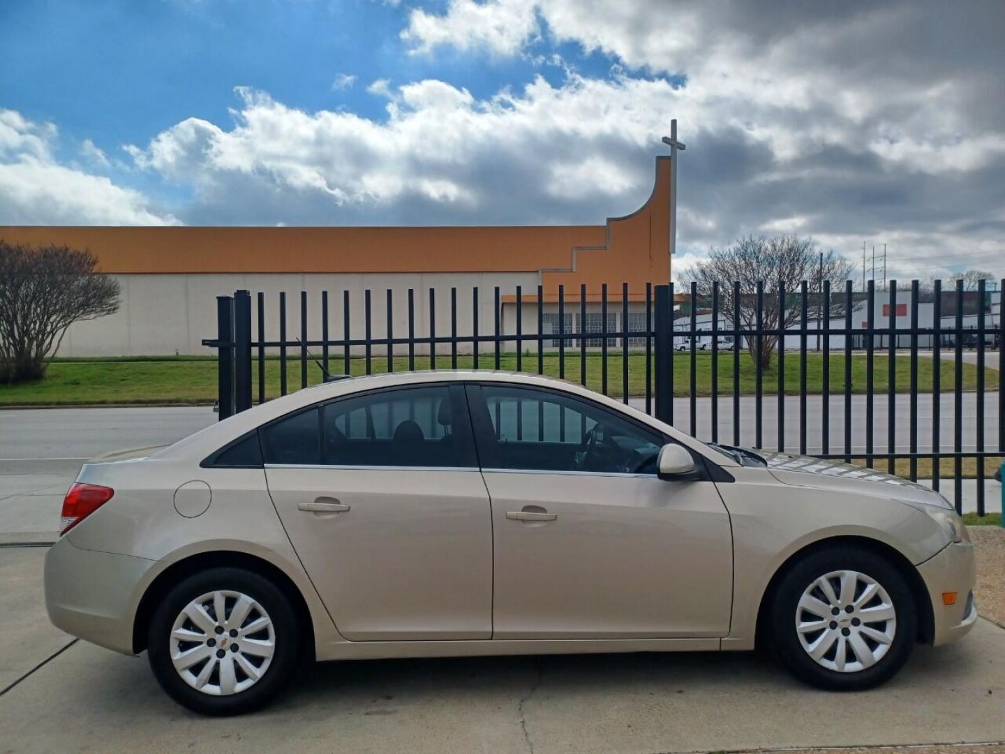 2011 GOLD /BLACK Chevrolet Cruze 1LT (1G1PF5S96B7) with an 1.4L L4 DOHC 16V TURBO engine, 6-Speed Manual transmission, located at 2001 E. Lancaster, Ft. Worth, 76103, (817) 336-7000, 32.746181, -97.301018 - Photo#1